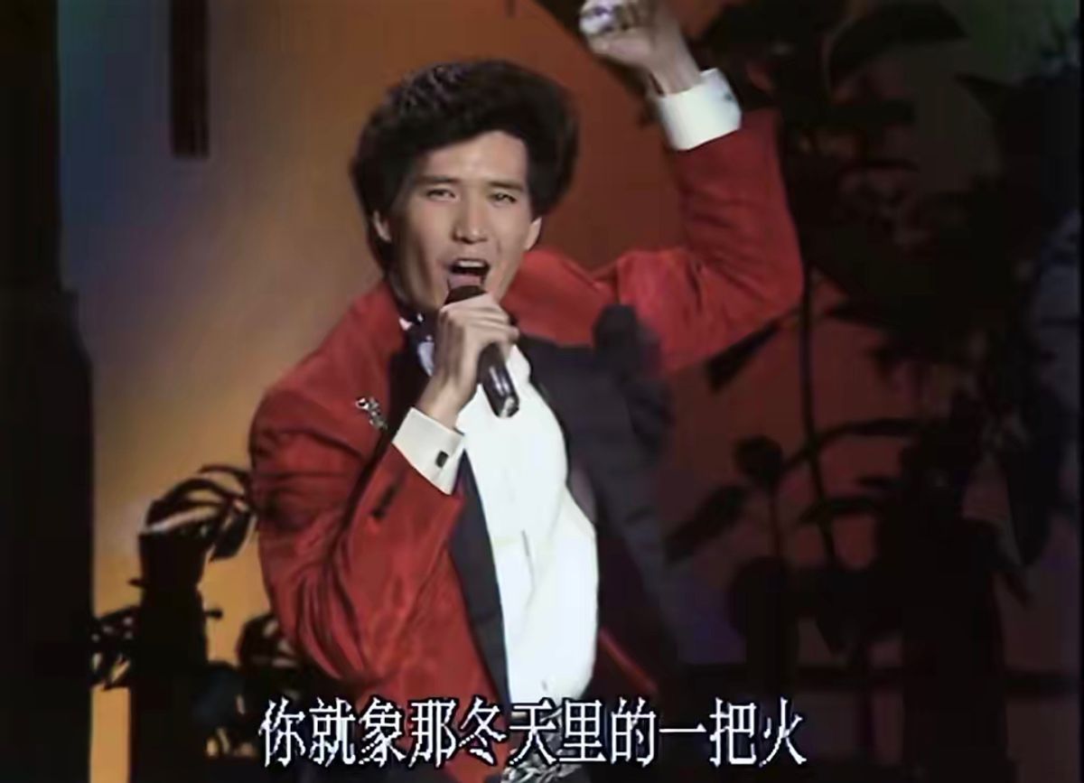 费翔|越老越帅！费翔隐居伦敦罕现身，蓄胡须大叔范十足，61岁仍未婚