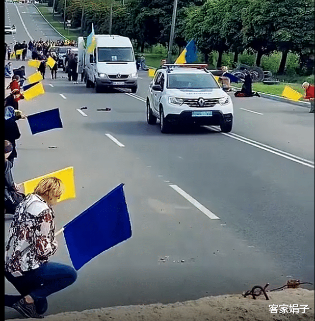 乌烈士灵车过境,家长领孩子下跪迎接,随车护送!场面无比震撼!
