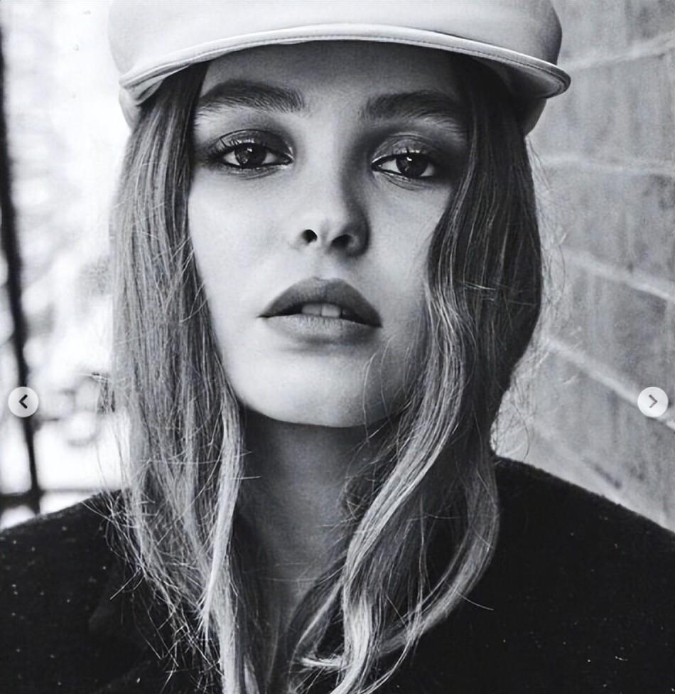 约翰尼·德普|约翰尼·德普女儿22岁了!空灵厌世脸蛋成香奈儿最年轻代言人