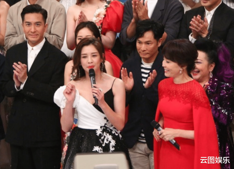 TVB|众星出席TVB节目巡礼，唐诗咏穿吊带裙意外跌倒，林峯堂妹站C位