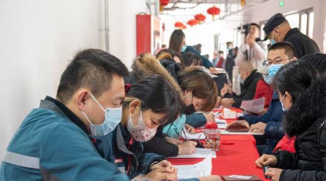 棚户区改造|老房子加装电梯,低楼层住户的态度“冷淡”,对此你怎么看?