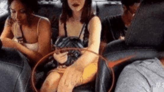 一男两女坐上租出车后排，开始做出荒唐的事情，男司机强装淡定随后报警