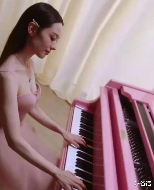 明星|吉娜弹钢琴旧照火了，穿低领纱裙松松垮垮，引起网友热议