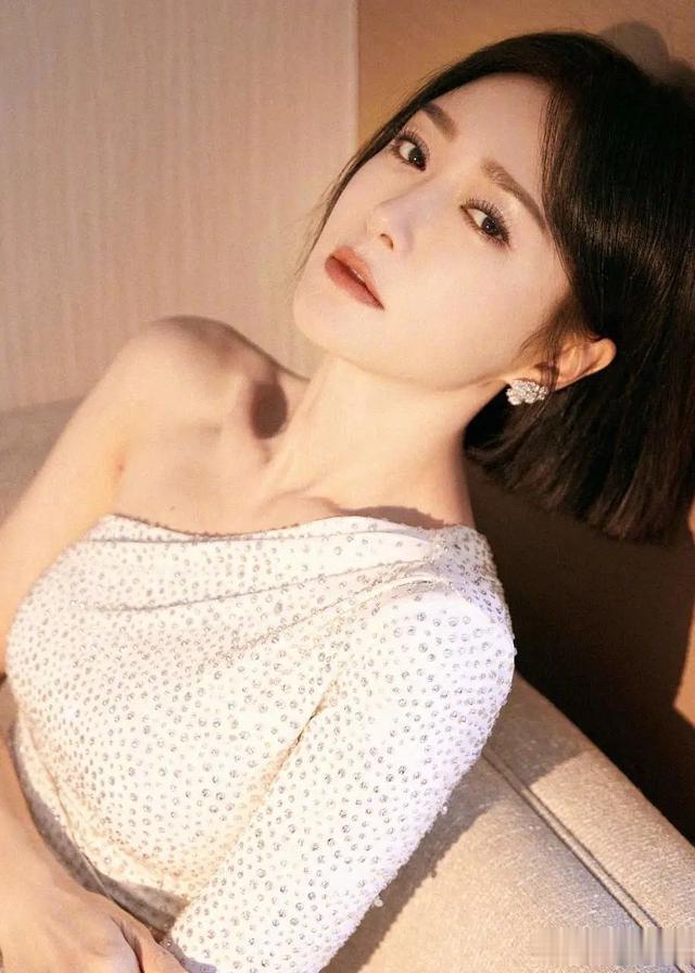 秦岚|秦岚献唱春晚,身着斜肩开衩裙,尽显精致好身材,温婉大气