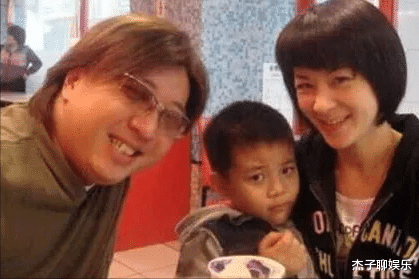 酒吧|53岁袁惟仁成植物人后,前妻带着一双儿女来照顾他,网友:不值得