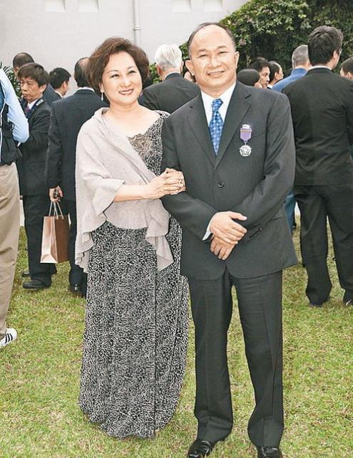 豆豆|国际名导吴宇森：和妻子风雨相伴46年，晚年双双患癌靠卖房自救