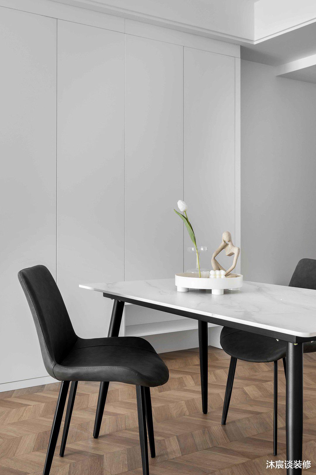 这对95后有远见，用单纯的白墙与温暖的木地板，轻松打造清爽的家