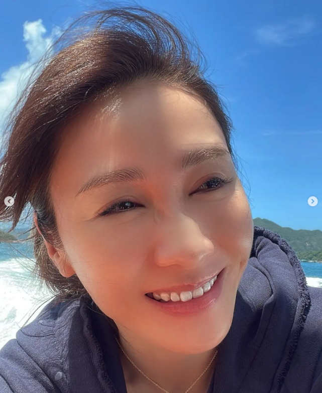 口红 50岁黎姿状态真好!素颜出镜皮肤白皙细腻,穿运动装坐豪艇游玩