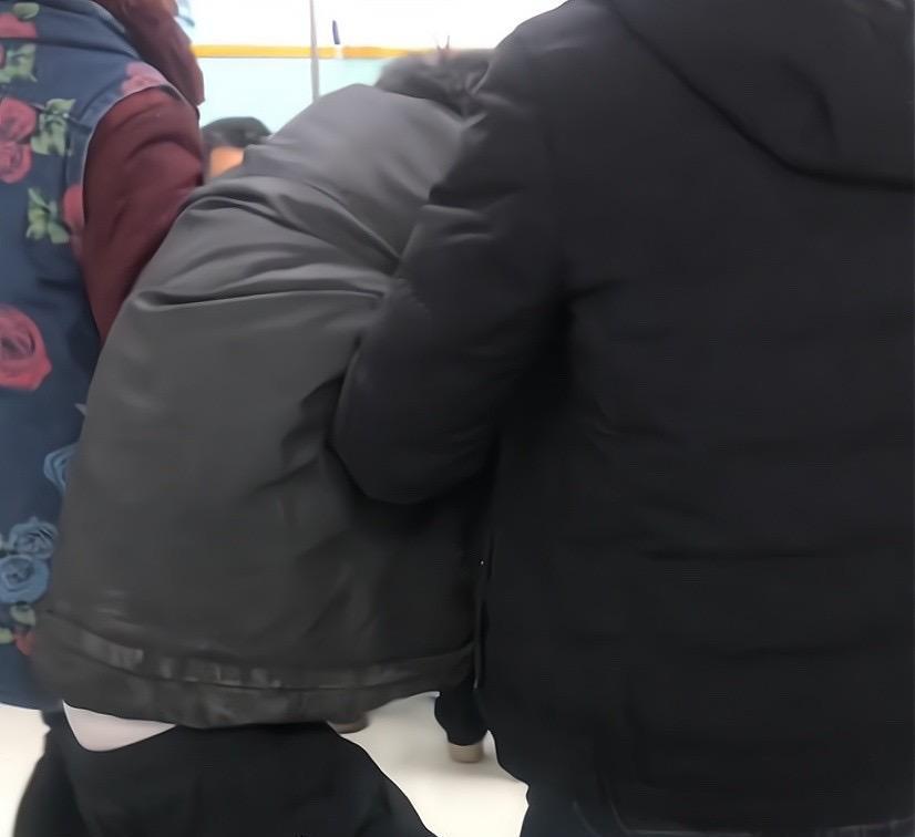 四川:儿子带父亲看病,全程暴力拖拽:怎么还不死