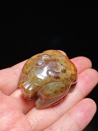 和田玉籽料|清 和田玉籽料 沁色 玉牛 卧牛 摆件 把件