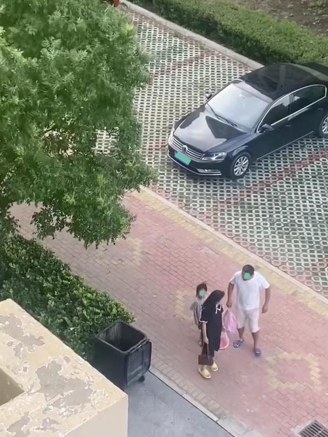 女子看到丈夫替女邻居提西瓜,拿拖鞋在电梯口等,丈夫:大度一点