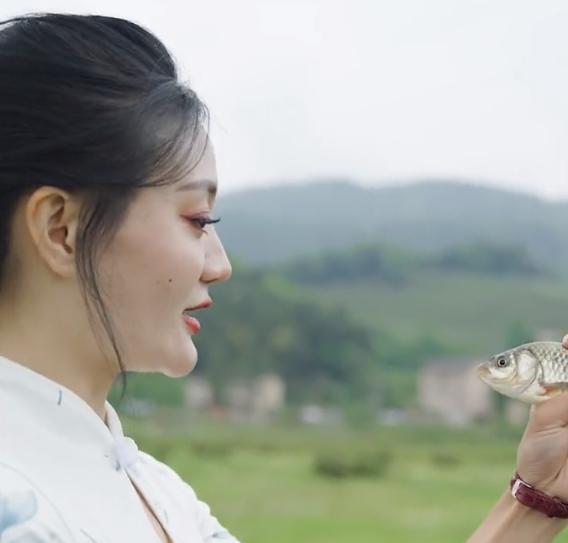 海钓|网红唐小鱼打“擦边球”，钓鱼穿紧身旗袍，网友：都上钩了