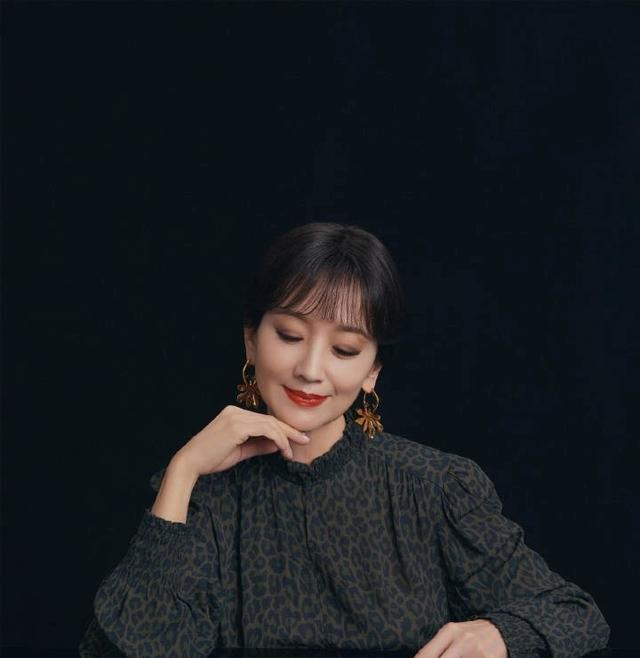 空气刘海|赵雅芝剪了空气刘海更年轻了，优雅气质，穿搭精致，散发迷人魅力