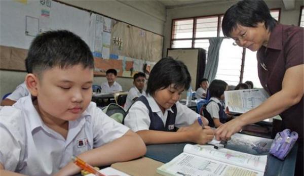 考试|小学生抽奖喜提试卷，一秒哭成“表情包”，老师：回家送给你弟弟