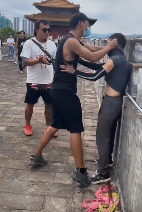 成毅新剧工作人员殴打代拍,威胁要将代拍扔下城墙,代拍满脸是血
