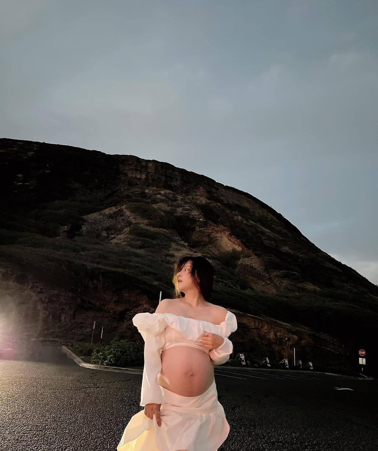 |韩国OST女王李恩英停车场晒孕肚,147.5厘米的超短身秀出完美身材