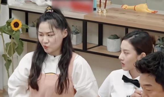 金靖|喜剧演员金靖,春晚一夜成名后,事业却走向“下坡路”