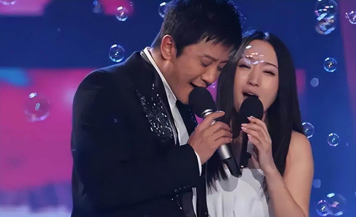 杨钰莹|杨钰莹：频繁到小县城商演，卖力演出却无掌声，既寂寞又显得落魄