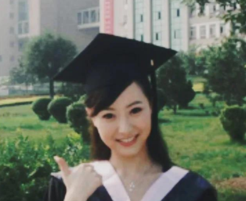 白冰|被称“京城四美”,巅峰时恋爱脑闪婚,今36岁独自带娃成单亲妈妈