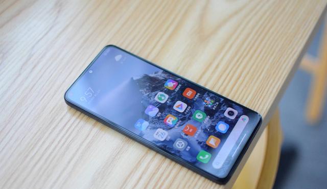 旗舰机|买旗舰机想一步到位？这三款可能适合你，颜值高配置强几乎无短板