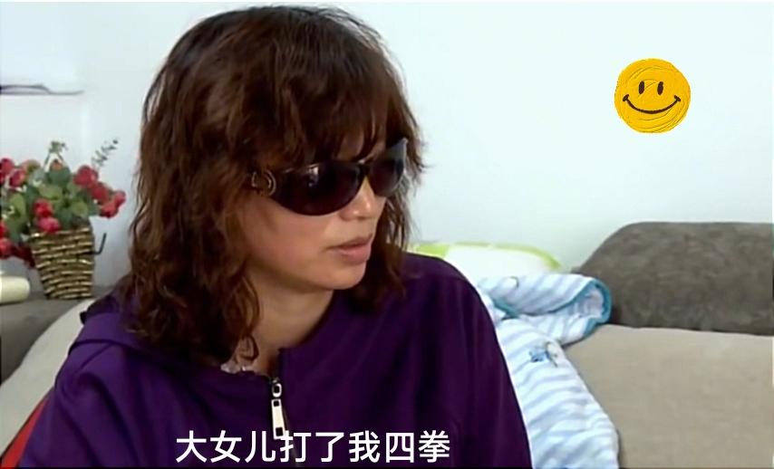 亲生母亲上门探望,被女儿四拳打出家门:她给我学费后,逼我还钱