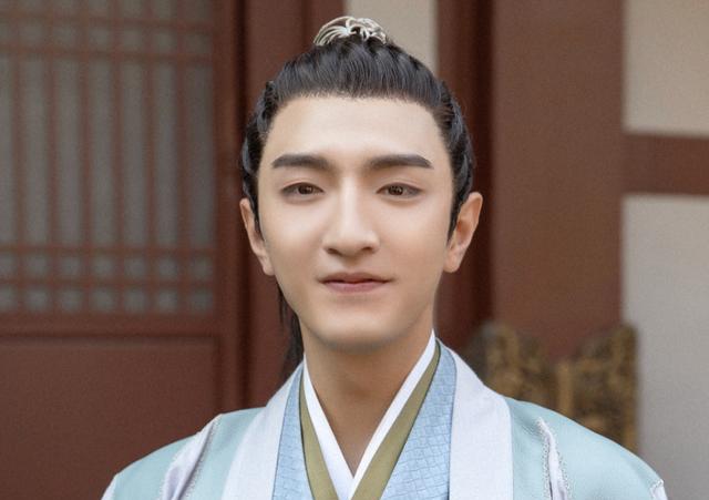 冯绍峰|“雪三月”曾出演《君九龄》,观众差点没认出,选对造型好重要!