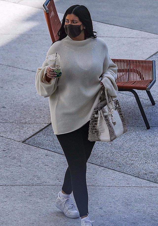 爱马仕|24岁凯莉詹娜产后瘦身,穿塑身衣肚腩明显,墨绿色爱马仕捧怀中