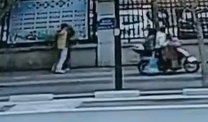 因爱生恨!20岁女子被男同事当街连捅数刀去世,姐姐:曾两次持刀跟踪!