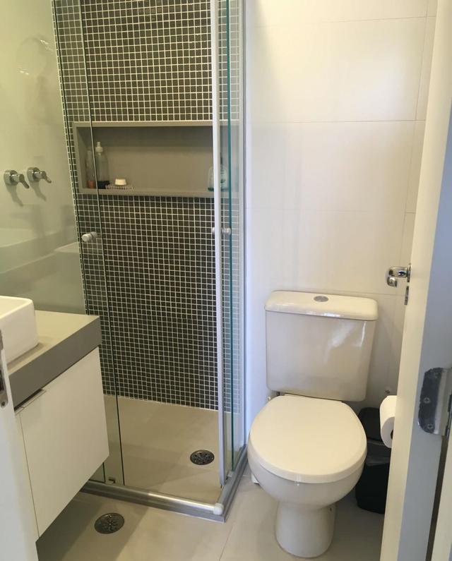 小卫生间的正确装法:淋浴房换折叠玻璃隔断,干湿分离到位还显大