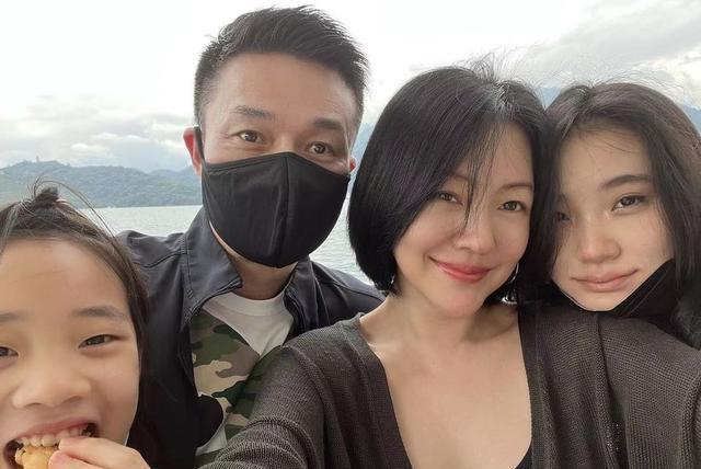 小S|小S金钟失利，许老三罕见安慰妈妈，小S惊讶：这孩子还是有点人性