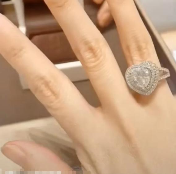 街拍|陈萌晒3层小洋房，婚后不想与公婆“同住”，手上钻戒成亮点