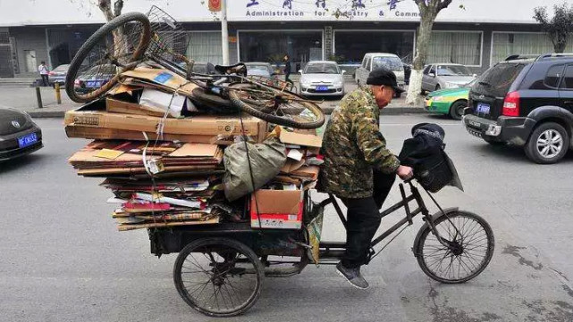 山东男子靠捡破烂养家糊口,偶然发现酒瓶里的商机,年收入上亿