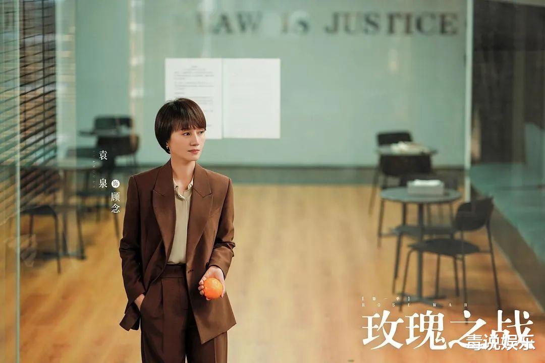 黄晓明|?黄晓明在《玫瑰之战》里好深情，默默守护袁泉，角色也没有油腻感