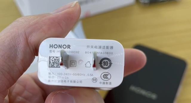 音箱|荣耀悄然上架新机仅售1099！外观神似iPhone13，官方称三年不卡顿