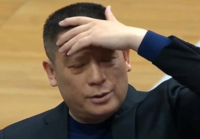 杰伦·布朗|CBA罕见一战！四川男篮半场仅得19分，单节4分，主帅不忍看了