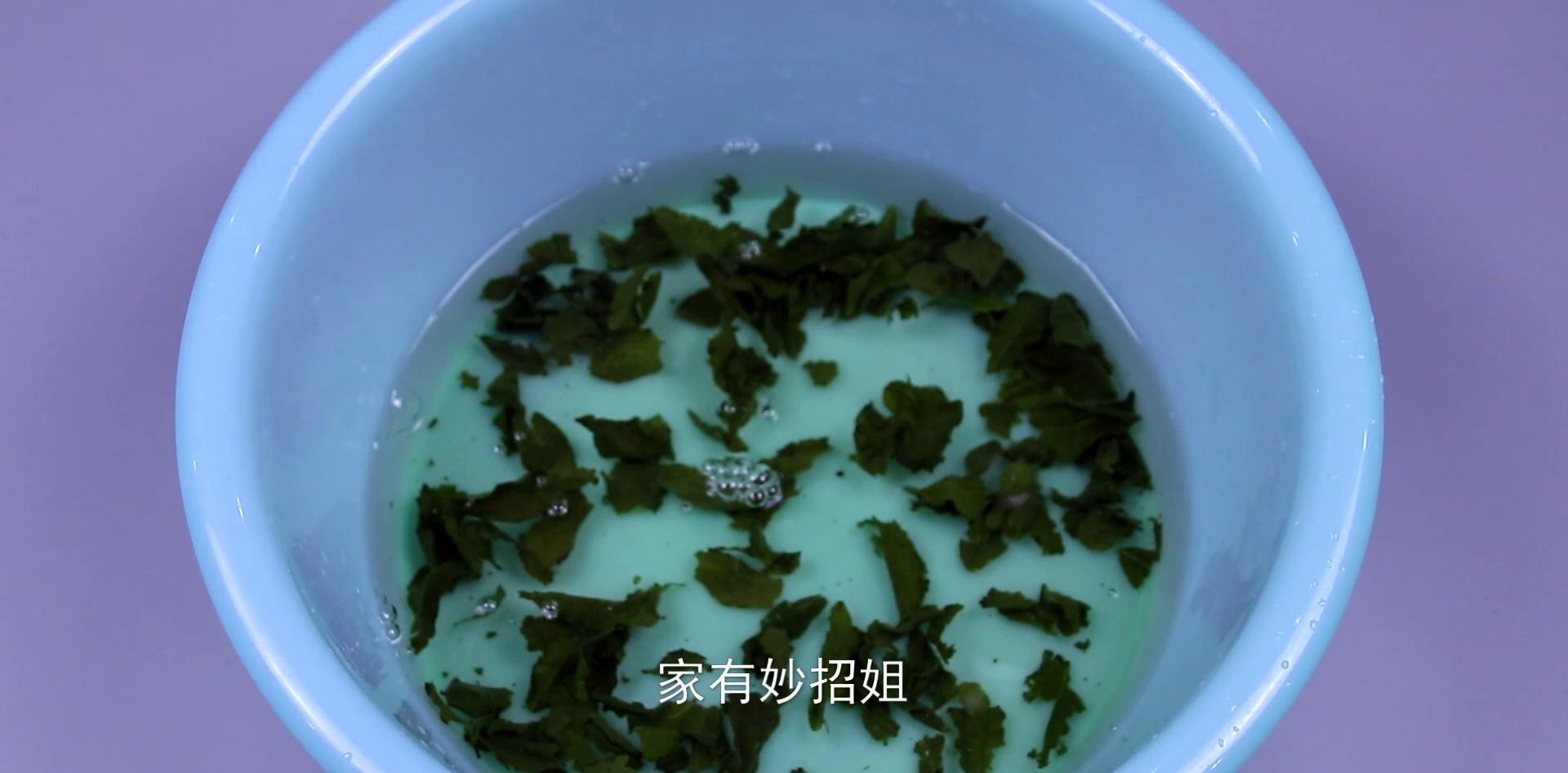 拖把拖脏了,只是用清水随便投洗一下,其实这样清洗拖把才会干净