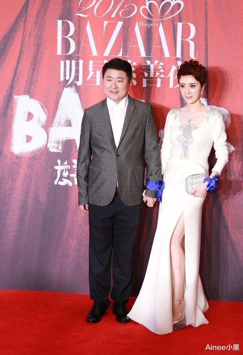 穿衣搭配 金巧巧真有阔太太的魅力，穿裸粉色透视裙也不俗，短发挺有气场的