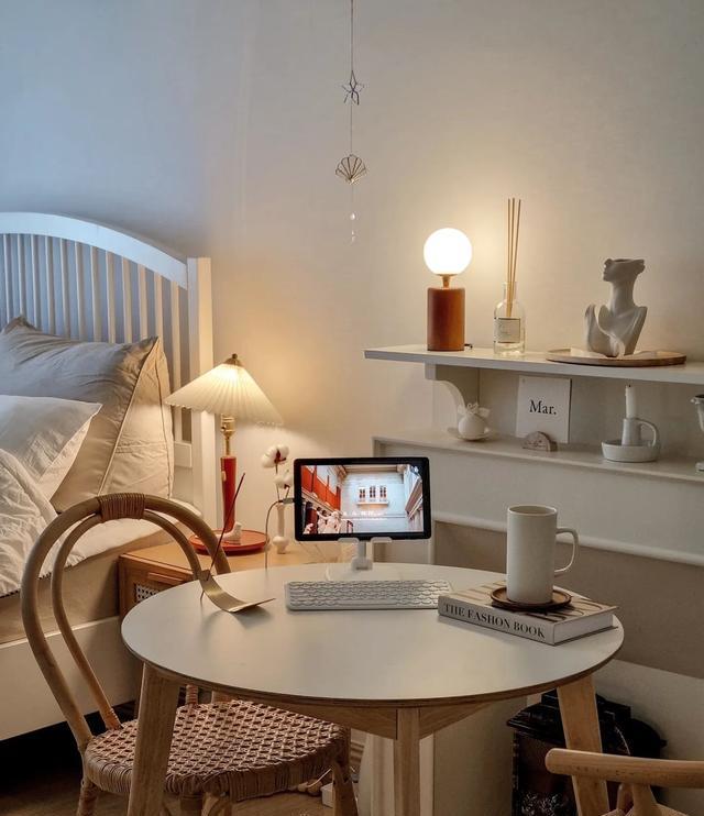 80出租房,小姐姐花时间改造下,客厅只刷白墙,也足够舒适温馨