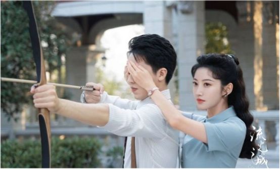 景甜 因“廉价”无人敢用的国货精华，景甜却用了很多年，难怪她素颜像“水煮蛋”