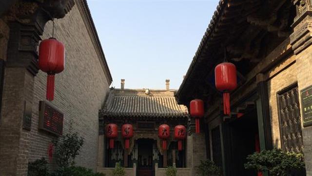 1938年日军想洗劫乔家大院,无意发现门口悬挂一物,立马下令撤退
