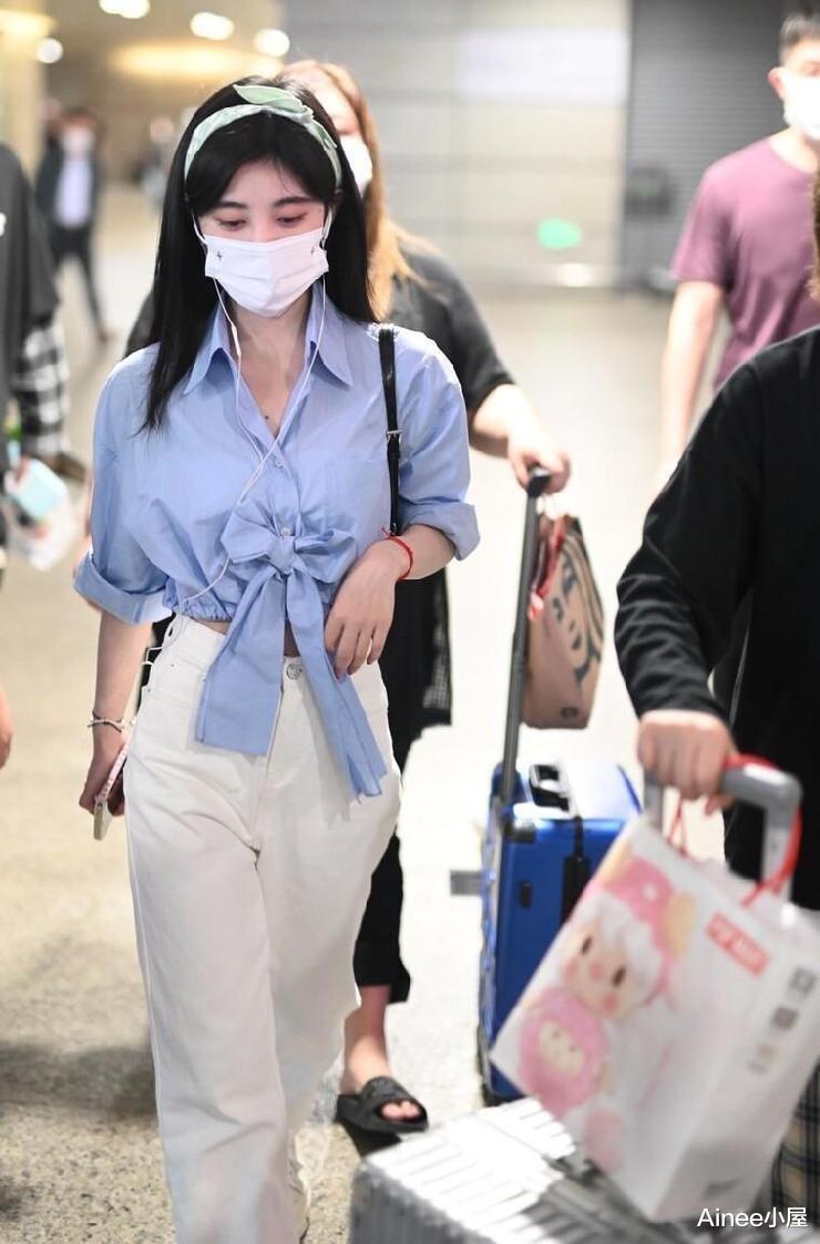 鞠婧祎|鞠婧祎穿件衬衫都挺扎眼,配黑色抹胸秀出腰身,配短靴真挺瘦的