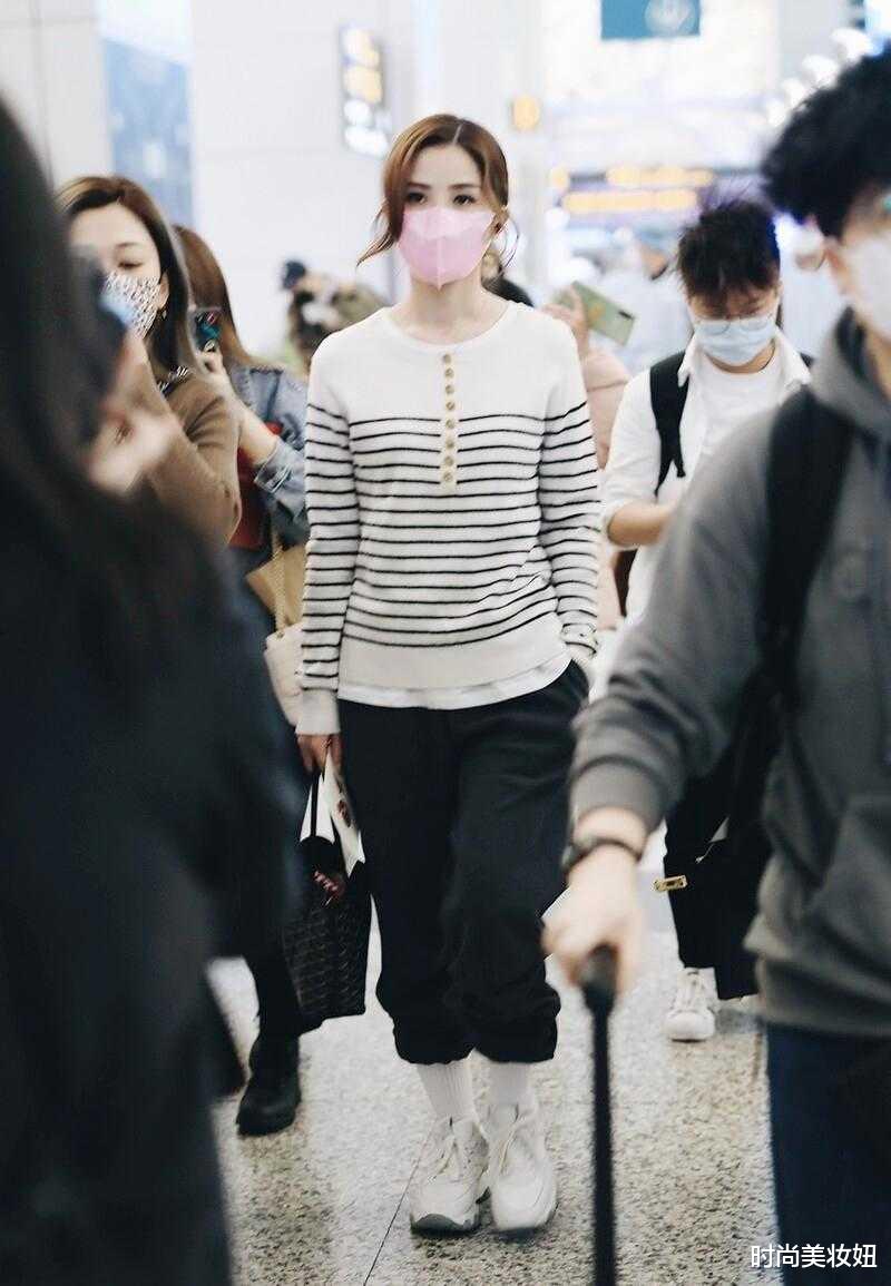 阿Sa|阿Sa果然是“时髦精”，穿运动裤塞进袜子里，显瘦又洋气