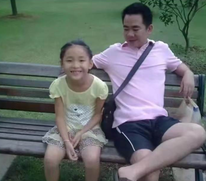女孩因救前男友溺水身亡,刚走出抑郁一周,父亲悲痛却遭网暴