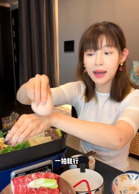 鸡蛋 网红痞幼做寿喜锅，中途粉扑补妆夸效果好，评论区却充满“孕”味