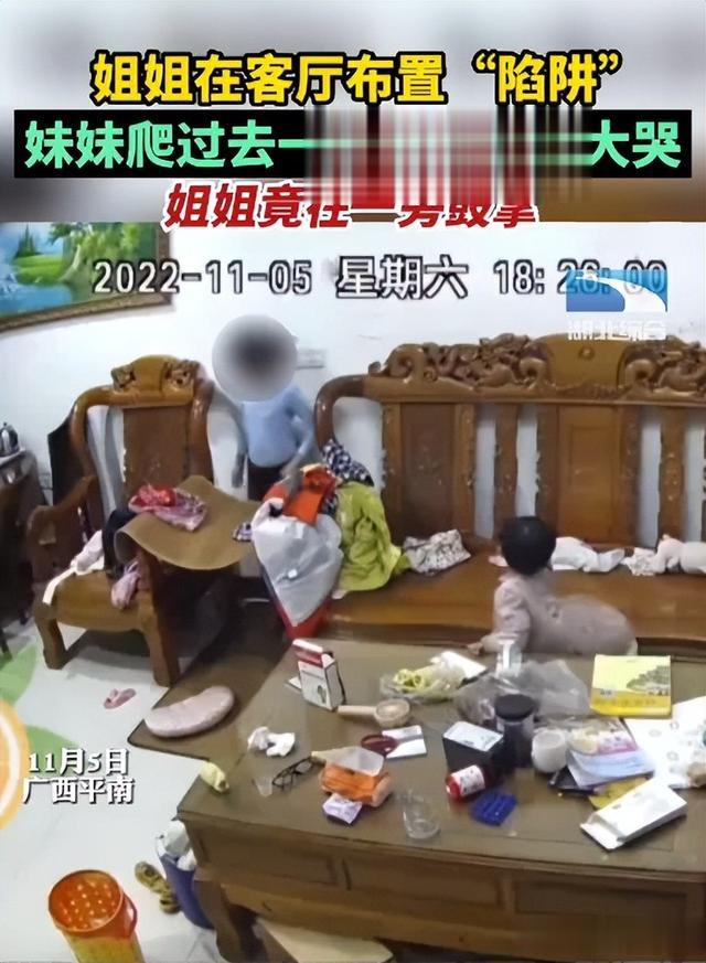 塑料姐妹花相煎何太急,姐姐在客厅布置“陷阱”,妹妹爬过去一头栽倒,结果很解气
