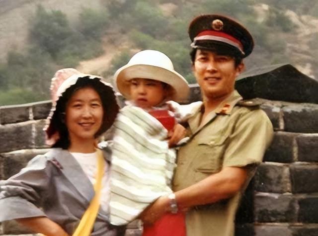 唐国强|老戏骨唐国强，原配妻子自杀身亡，丢下女儿和继母生活至今