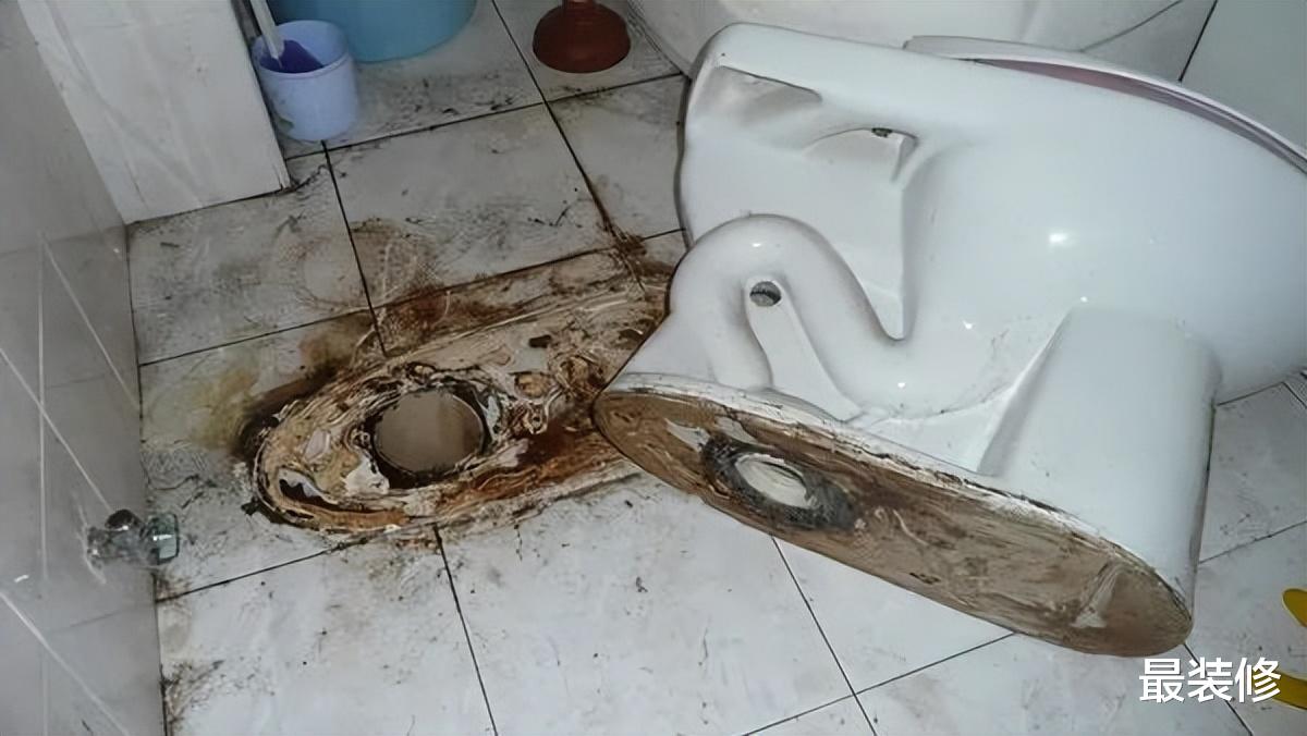 为什么马桶用久了吸力小,整天臭烘烘?这4个地方是“罪魁祸首”