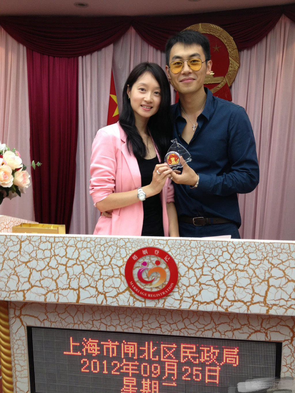 朱亚文|朱亚文晒老婆素颜照庆结婚十周年！