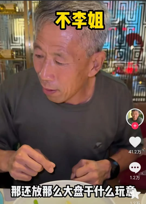 沈阳一名女子开饭店,请老爹来洗碗,没想到生意艰难的时候,60岁的老爹因为一句“welcome”火了