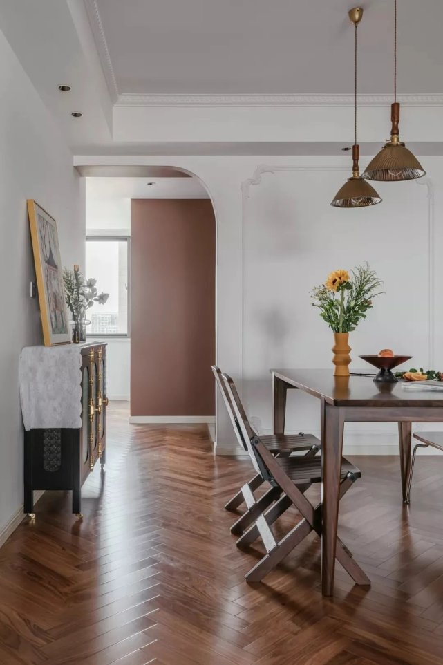 98㎡文艺复古风,大胆跳色+通铺人字拼地板,感受一整屋的浪漫